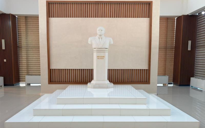 /Yevlaxda Xalqımızın Ümummilli Lideri Heydər Əliyevin anım gününə həsr olunmuş tədbir keçirilib