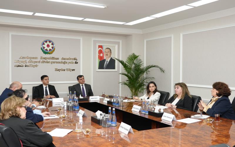 /Prezident Administrasiyasının nümayəndəsi Ədliyyə Nazirliyi yanında İctimai şuranın üzvləri ilə görüşüb - FOTOLAR